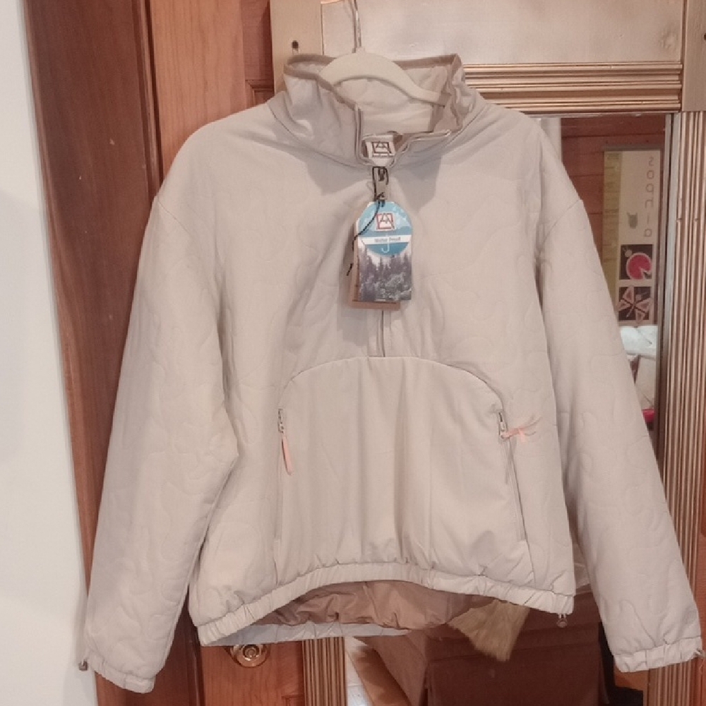 Light Beige Pullover Jacket with Zip Pockets